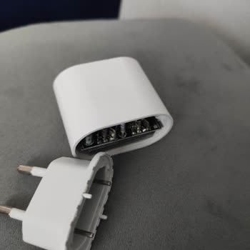 İPhone Şarj Makinesi Ortadan İkiye Ayrıldı