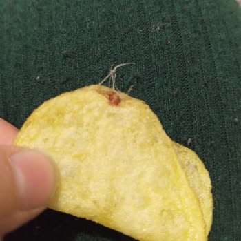 Lays Cipse Yapışık Kıl Veya İpe Benzer Bir Şey Çıktı Midem Bulandı