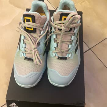 Adidas Yanlış Ayakkabı Gönderdi