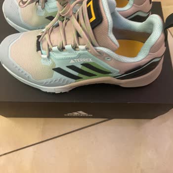 Adidas Yanlış Ayakkabı Gönderdi