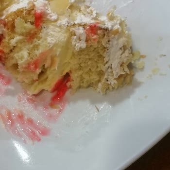 Eredem Pastanesi Meyveli Pastadan Kurt Çıktı