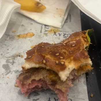 Uzay Pastanesi Pastanede Hamburgerin Çiğ Servis Edilmesi Şikayeti