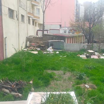 Afyonkarahisar Belediyesi Bahçeye Atılan Atıl Eşyalar Çöpler