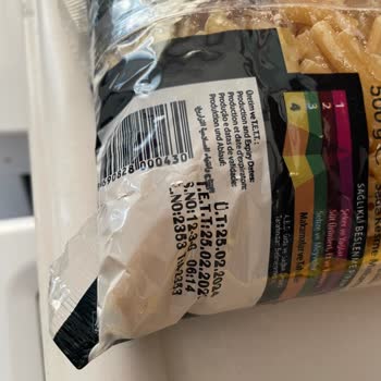 Oba Makarna Makarna İçinden Çıkan Kocaman Küflü Bozuk Kalıp Şeklindeki Şey