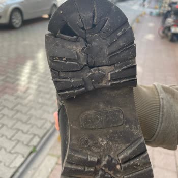 Elle Ayakkabı Bot İkiye Ayrıldı