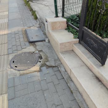 Etimesgut Belediyesi Kaldırım Üzerinde Bulunan Rögar Kapağı Çökmesi