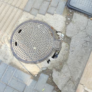 Etimesgut Belediyesi Kaldırım Üzerinde Bulunan Rögar Kapağı Çökmesi