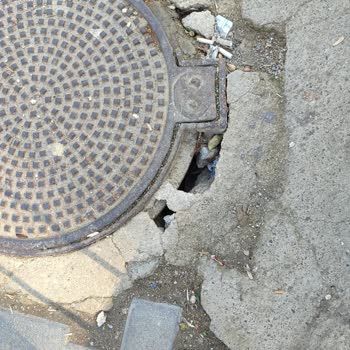 Etimesgut Belediyesi Kaldırım Üzerinde Bulunan Rögar Kapağı Çökmesi
