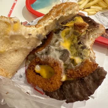 Saloon Burger Yemek Kalitesiz Ve Bayt