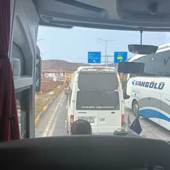 Best Van Turizm Süratli Dikkatsiz Elinde Telefon Düşmüyor Van Kayseri İstikametine