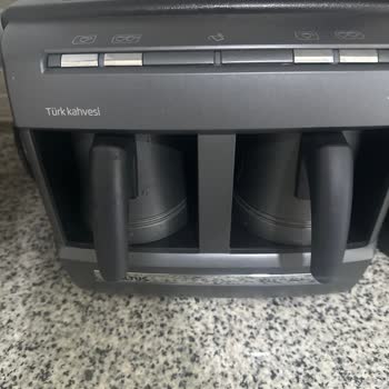 Altus Kahve Makinesi Fincanın Yarısını Dolduruyor