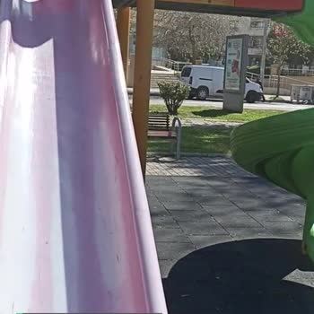 Bayraklı Belediyesi Parkta Kaydırak Kırık