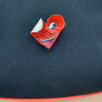 Paul Kenzie İyi Yapışmamış Sticker Kusurlu Teslimat