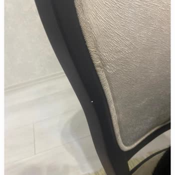 Kelebek Mobilyanın Yemek Masası Takımında Sandalyelerinin Boya Atması