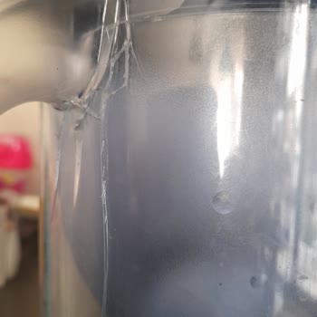 Brita Sürahim De Çatlamalar Oluşuyor.