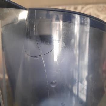 Brita Sürahim De Çatlamalar Oluşuyor.