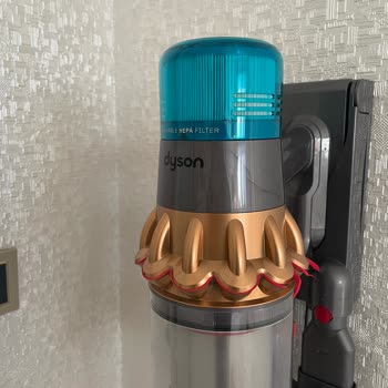 Dyson V15 Detect Süpürgenin Kendi Kendine Kırmızı Şeritleri Kopuyor!