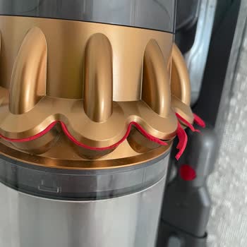 Dyson V15 Detect Süpürgenin Kendi Kendine Kırmızı Şeritleri Kopuyor!