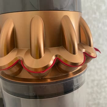 Dyson V15 Detect Süpürgenin Kendi Kendine Kırmızı Şeritleri Kopuyor!