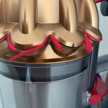 Dyson V15 Detect Süpürgenin Kendi Kendine Kırmızı Şeritleri Kopuyor!