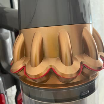 Dyson V15 Detect Süpürgenin Kendi Kendine Kırmızı Şeritleri Kopuyor!