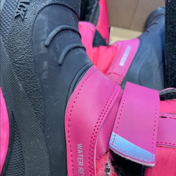 FLO Ayakkabı FLO Kumaş Kalitesizliği Nedeniyle 1 Günde Yırtılan Bota İade Vermiyor.