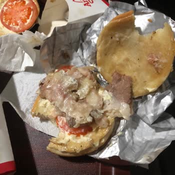 Arby's Füme Kaburga Hamburgeri