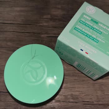 Yves Rocher Nemlendiriciden 3 Tel Uzun Kıl Çıktı