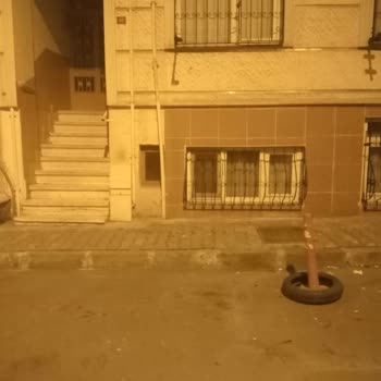 Bayrampaşa Belediyesi Bina Önüne Konulan Dubalar İle İlgili Şikayet