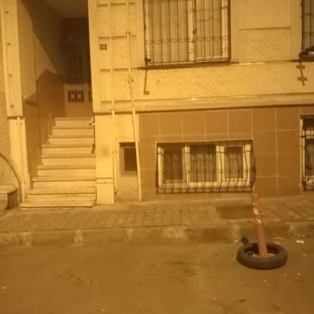 Bayrampaşa Belediyesi Bina Önüne Konulan Dubalar İle İlgili Şikayet