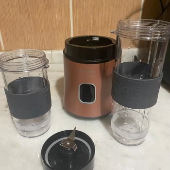 Arzum Smoothie Akıtma Yapıyor