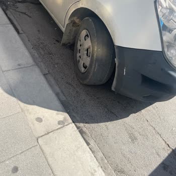 Emniyet Genel Müdürlüğü Okul Servisinin Tehlike Saçan Lastikleri