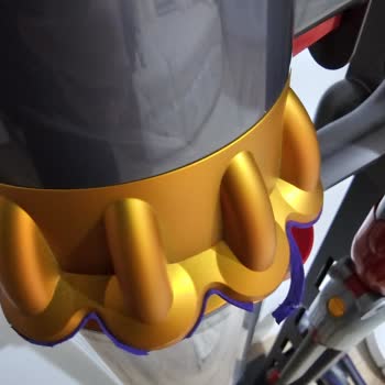 Dyson V15 Plastik Kısımları 8ayda Paramparça Oldu