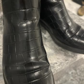 Nine West 5 Kere Giyilen Kadın Bot Katlama Yerinden Yırtıldı.