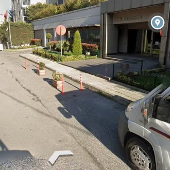 Ataşehir Belediyesi Kanunsuzca Yola Koyulan Duba Ve Saksılar