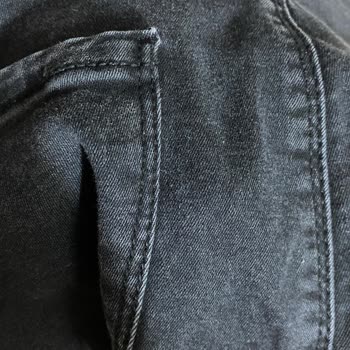 DeFacto Pantolonları İlk Yıkamada Renk Atıyor