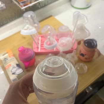 Tommee Tippee Biberonun Ucu Bebeğim Beslenirken Sürekli İçine Kaçıyor.