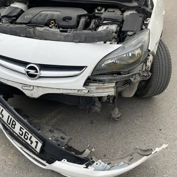 İBB - İstanbul Büyükşehir Belediyesi İett Otobüsü İle Kaza