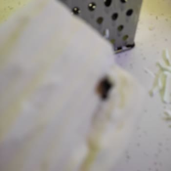 Aknaz Kaşar In İçinden Siyah Bir Cisim Çıktı