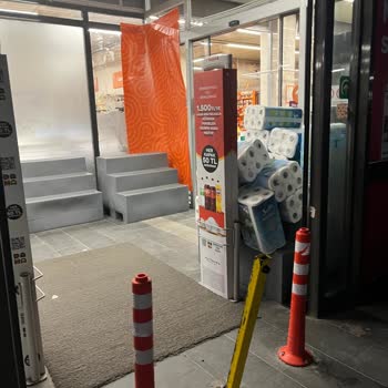 Migros Kapıdaki Demir Bariyer