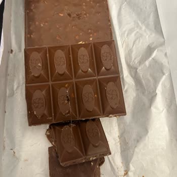 Migros Kurtlu Ve Bozuk Çikolata