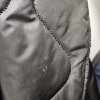 Defolu Siyah Şişme Montu Kullanıcı Hatası Olarak Adlandıran Ghisa