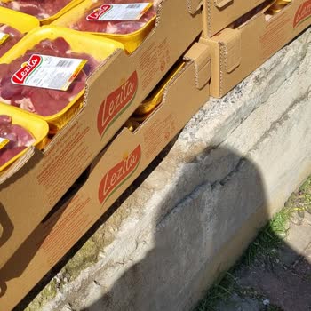 Şok Marketler Market Önünde Bekleyen Soğuk Zincir Ürünleri