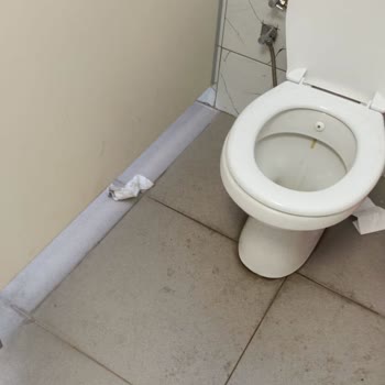 Milli Eğitim Bakanlığı (MEB) Okulda Bizi Bağışa Zorluyorlar Okulun Temizlik Durumu Çok Kötü