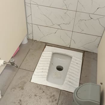 Milli Eğitim Bakanlığı (MEB) Okulda Bizi Bağışa Zorluyorlar Okulun Temizlik Durumu Çok Kötü