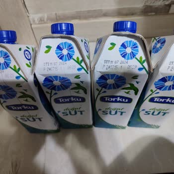 Torku Bozuk Süt Ve Sütün İçinde Kıl Ve Yeşil Parçacıklar Olması