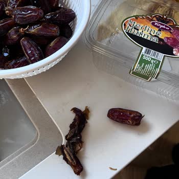 Tuğba Kuruyemiş Kurtlu Hurma Satıyor