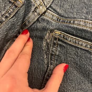 Zara Kot Arka Kısmından Yırtıldı