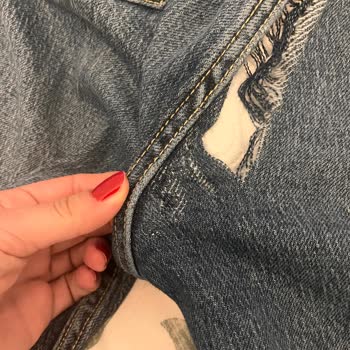 Zara Kot Arka Kısmından Yırtıldı