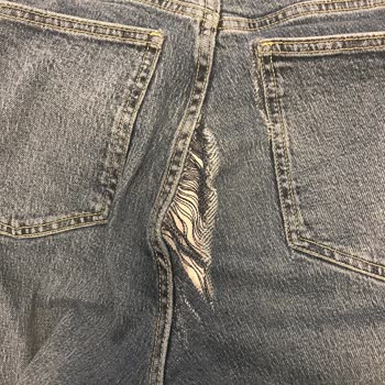 Zara Kot Arka Kısmından Yırtıldı